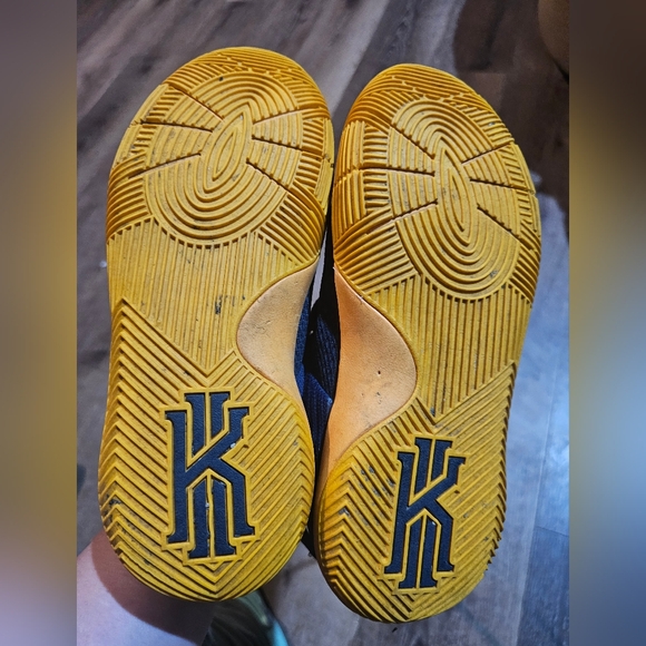 Nike Kyrie - Picture 2 of 4